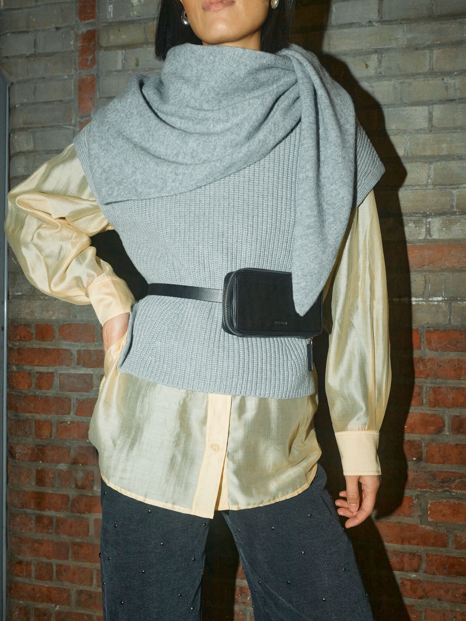 Modelshot / Dark Grey Denim / Detail